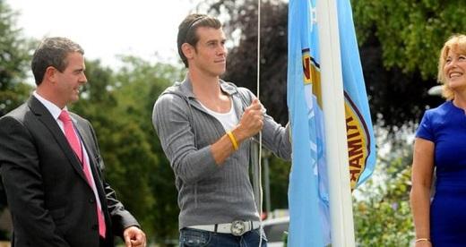 휴가 기간 중 자신이 다녔던 초등학교의 재개교 행사에 직접 방문한 가레스 베일.