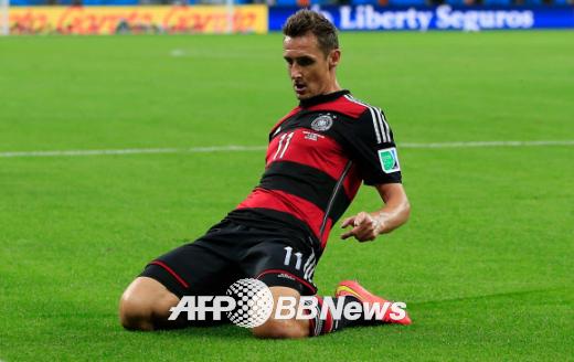 덤블링 대신 슬라이딩 세레머니 중인 클로제.