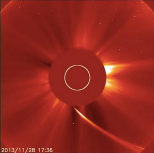 차광판 그늘에 가려지는 아이손 혜성의 모습.(11월 29일 관측)