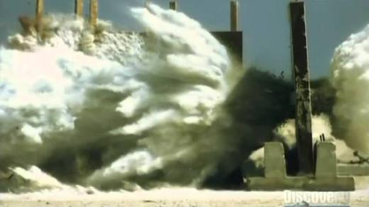 얇은 벽을 뚫고 들어가 연속 폭발하는 APAM탄의 위력