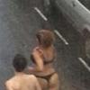 속옷 차림으로 폭우 뚫고 조깅하는 커플 포착