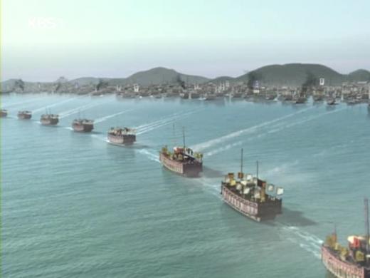 원거리에서 포격을 퍼붓고 있는 조선수군 함대