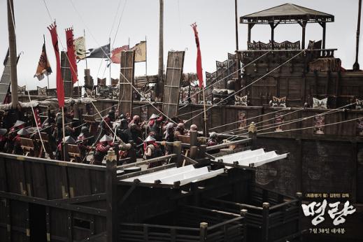 판옥선으로 도선을 시도하고 있는 왜군