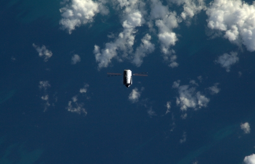 ISS와 도킹을 위해 비행 중인 ATV-5(알렉산더 게르스트 트위터) ISS와 도킹을 위해 비행 중인 ATV-5(알렉산더 게르스트 트위터)