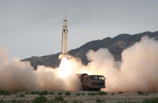 가상 표적을 향해 발사되는 동풍 15 단거리 탄도 미사일