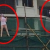 치마입은 女인형들이 건물에 대롱대롱…정체는?