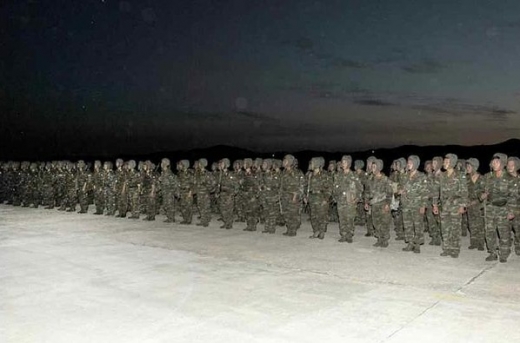 얼룩무늬 군복과 신형 장비로 무장하고 도열한 제323군부대 특수부대원들