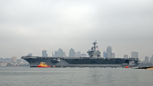 샌디에고 해군기지를 나서는 칼 빈슨 항공모함