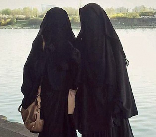 전신을 가린 두 소녀