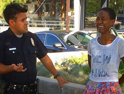 경찰에 의해 체포될 당시 울고 있는 왓츠