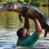 “쉘 위 댄스?” 136㎏ 거대 악어와 춤추는 男 화제