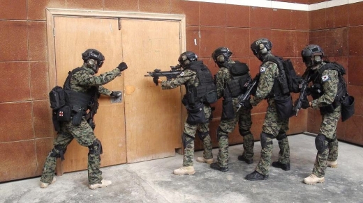 ▲ 최신형 소총과 방탄복, 개인장구류로 무장한 특전사 대원들