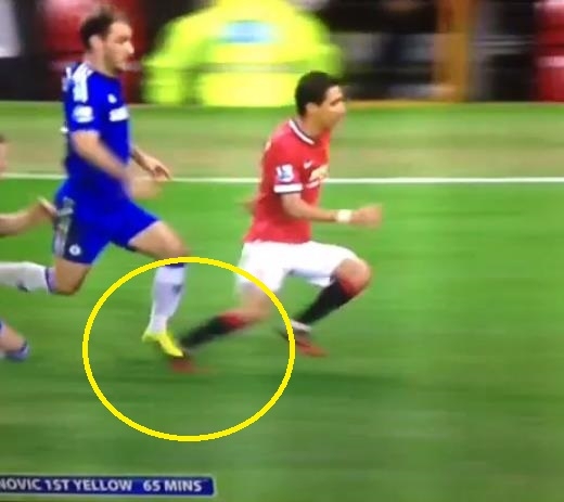 이바노비치가 디 마리아의 발을 터치하는 장면