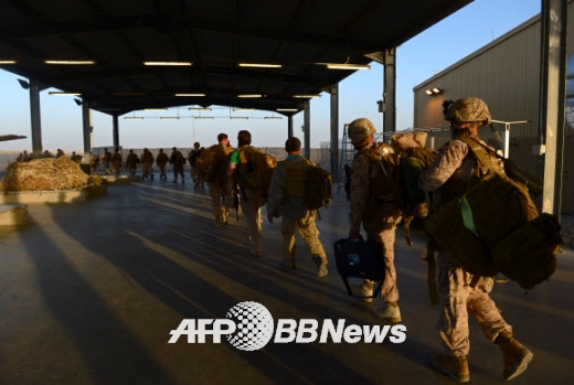 26일(현지시간) 철수 방침에 따라 아프가니스탄 레더넥 기지에서 수송기 쪽으로 이동하는 미 해병대. ⓒ AFPBBNews=News1