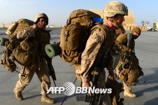 27일(현지시간) 아프가니스탄 칸다하르에 가기 위해 레더넥 기지에서 수송기 슈퍼허큘리스 C-130J로 향하는 미군 해병대원들.ⓒ AFPBBNews=News1
