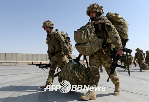 27일(현지시간) 아프가니스탄 칸다하르에 도착, 군장비를 들고 멘 영국 군인들.ⓒ AFPBBNews=News1