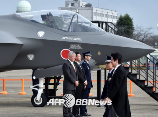 26일 일본 자위대 창설 60주년을 맞아 이바라키현 항공자위대 햐쿠리 기지에서 차세대 최신예 전투기 F-35를 찾은 아베 신조 총리.ⓒ AFPBBNews=News1 