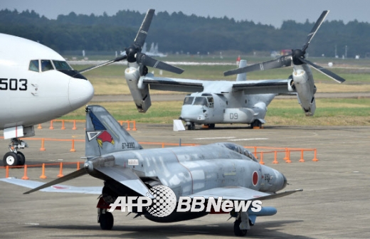 26일 일본 자위대 60주년 행사에 등장한 미국 해병대의 다목적 수직이착륙기 MV-22 오스프리.앞의 전투기는 F-14 팬텀 ⓒ AFPBBNews=News1 