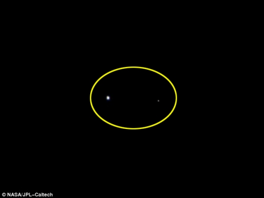 이 놀라운 영상은 나사의 주노 탐사선이 2011년 8월, 목성으로 가는 길에 찍은 것이다. 지구(노란선 내 왼쪽)와 달(오른쪽) 사이의 거리가 얼마나 먼가 잘 보여준다. 현재 이 둘 사이의 거리는 40만 2,000km다. 970만km 거리에서 찍었다.