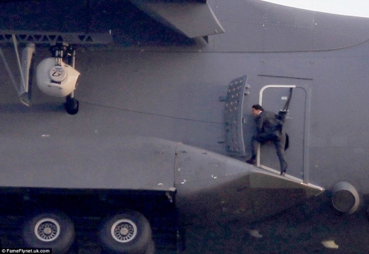 ‘미션 임파서블5’ 직접 고공 액션신 찍는 톰 크루즈 포착