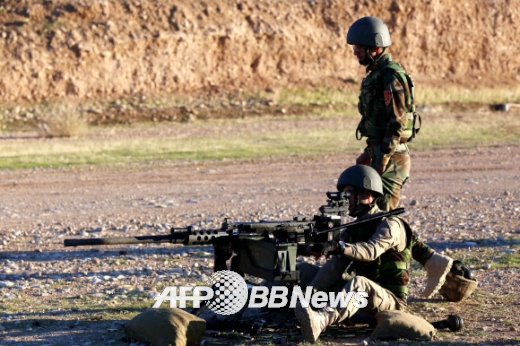 영국 군사자문단으로부터 군사훈련을 받는 이라크 쿠르드족 페쉬메르가 대원들. ⓒ AFPBBNews=News1 영국 군사자문단으로부터 군사훈련을 받는 이라크 쿠르드족 페쉬메르가 대원들. ⓒ AFPBBNews=News1