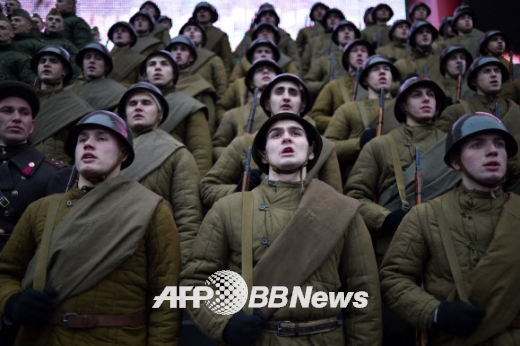 5일(현지시간) 모스코바 붉은 광장에서 1941년 당시 ‘붉은 군대’의 군복을 입고 퍼레이드 리허설에 참여한 러시아군인들ⓒ AFPBBNews=News1