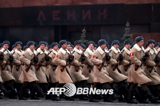  5일(현지시간) 모스코바 붉은 광장에서 1941년 당시 ‘붉은 군대’의 군복을 입고 퍼레이드 리허설에 참여한 러시아군인들ⓒ AFPBBNews=News1  