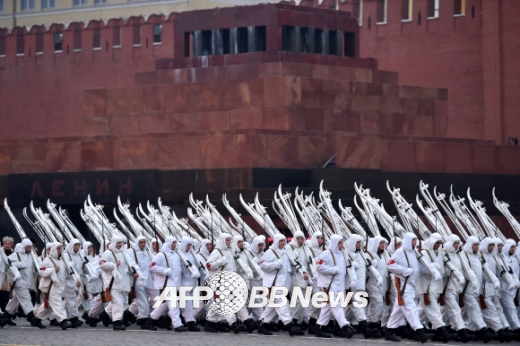   5일(현지시간) 모스코바 붉은 광장에서 1941년 당시 ‘붉은 군대’의 군복을 입고 퍼레이드 리허설에 참여한 러시아군인들ⓒ AFPBBNews=News1    