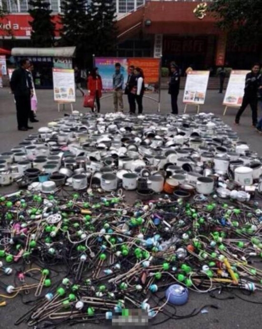 중국 한 대학교에서 벌어진 ‘밥통시위’ 현장