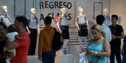 교복입은 임신부 여학생 마네킹