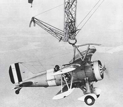 미 해군 비행선 마콘에서 출격 준비중인 스패로호크 전투기