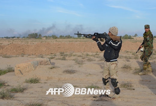 이슬람국가(IS)가 장악하고 있던 이라크 디얄라주(州) 사디야에서 탈환 작전에 참가한 이라크 정부군 측 전투원들(2014년 11월 23일 촬영).