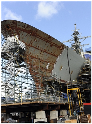 ▲ 함수 블록을 조립 중인 호바트급 방공구축함