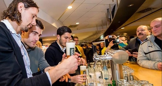 팬들에게 맥주를 서빙하고 있는 도르트문트 선수들(사진 출처 도르트문트 홈페이지)