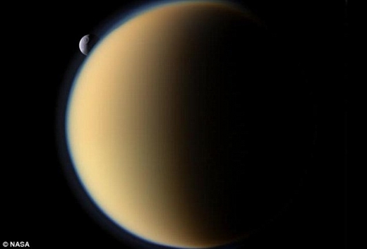 타이탄의 바다에서 물결이 이는 것을 발견했다는 것은 곧 활발한 대기의 순환이 있다는 증거이다. 나사(NASA)의 수석 과학자 엘런 스토펀은 “이것은 아주 흥미로운 사실입니다” 하고 놀라워하며 “이것은 타이탄이 역동적인 천체라는 뜻입니다” 하고 밝혔다. 그림은 흐릿한 대기층에 둘러싸인 타이탄의 모습. 옆에 붙어 있는 천체는 또 다른 위성인 테티스.