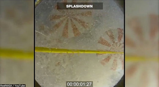 오리온 우주선 내부서 밖을 관측한 모습. 오리온이 해상에 착수하고 있다.