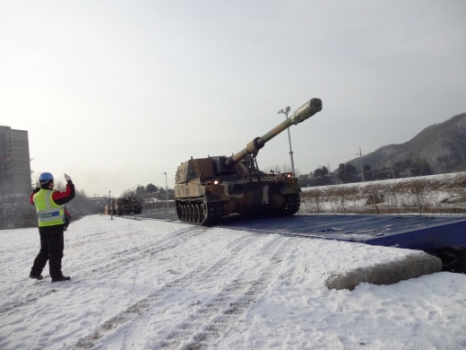 유도요원의 수신호에 따라 화차에서 내리고 있는 K-9 자주포