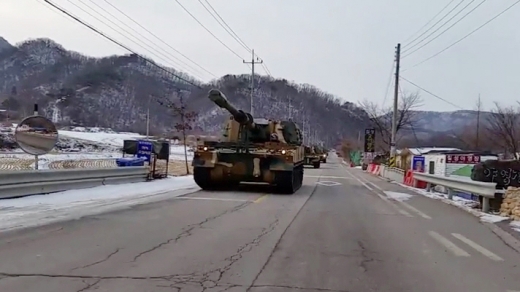 헌병과 경찰의 통제 하에 부대로 향하고 있는 K-9 납품 차량들