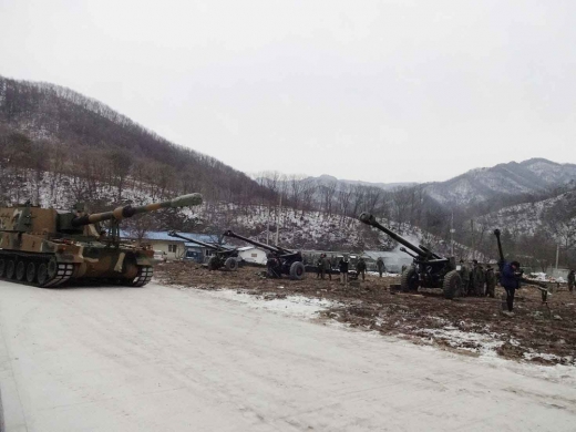 ‘바톤 터치’ 중인 전임 KH-179 견인포와 후임 K-9 자주포