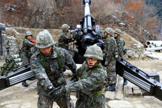 사격명령에 따라 분주히 움직이는 KH-179 포반원들