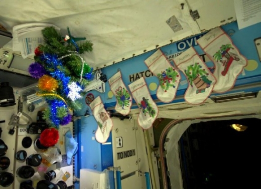 올해 ISS에 설치된 크리스마스트리와 양말. 거꾸로 된 트리가 인상적이다.