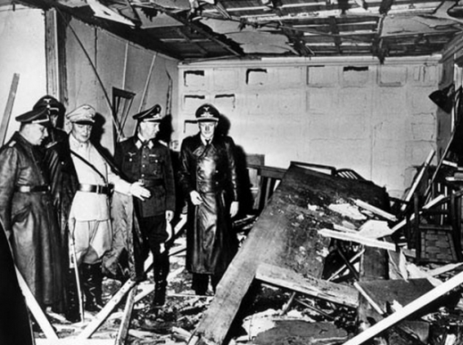 무솔리니에게 암살 시도 사건 현장을 보여주고 있는 히틀러