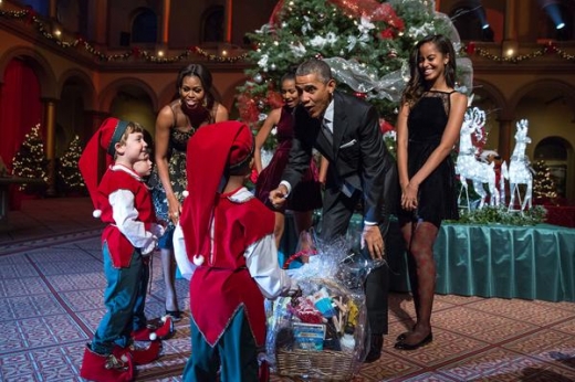 오바마 대통령 가족은 크리스마스 당일 아이들과 함께 선물상자를 풀어보는 행사를 가졌다.