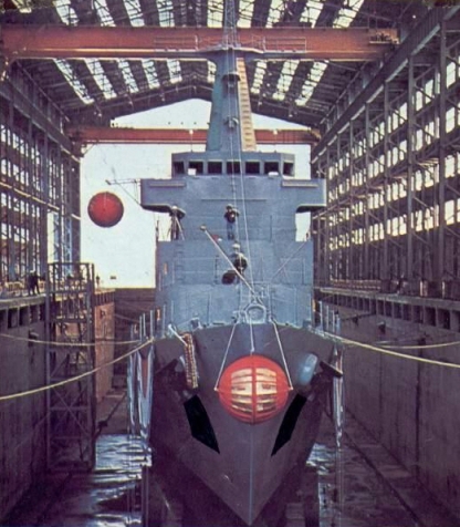 무장이 장착되지 않은 상태에서 진수되는 울산함