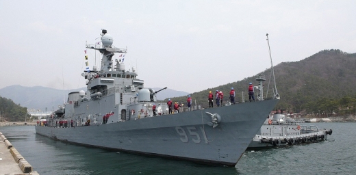 터그보트의 도움을 받아 출항 중인 울산함