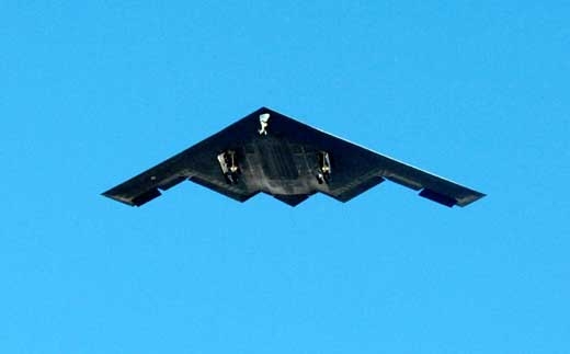 B-2 스텔스기. 2007년 1월 16일(현지시간) 네바다주 라스베이거스에서 10마일 떨어진 네바다 사막을 비행하는 B-2 스텔스기. TOPIC / SPLASH NEWS(www.topicimages.com)  
