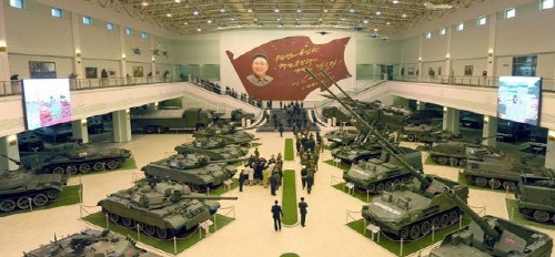 최근 새로 개발한 신형 전차와 자주포가 전시된 조선인민군 무장장비관