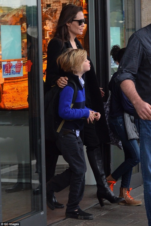 가족과 로마를 방문한 안젤리나 졸리