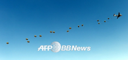 일본 육군자위대의 공수부대 낙하훈련 ⓒ AFPBBNews=News1