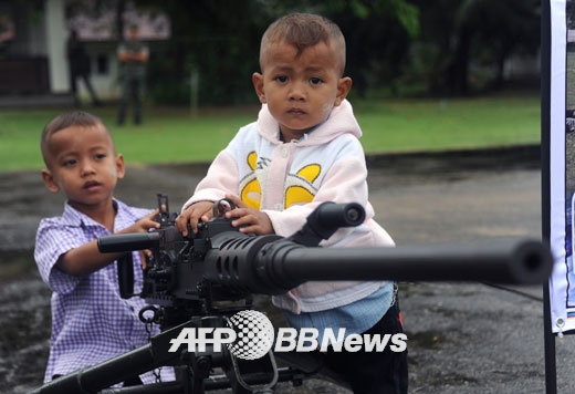 어린이날 기념, 총기 체험전을 즐기는 어린이들